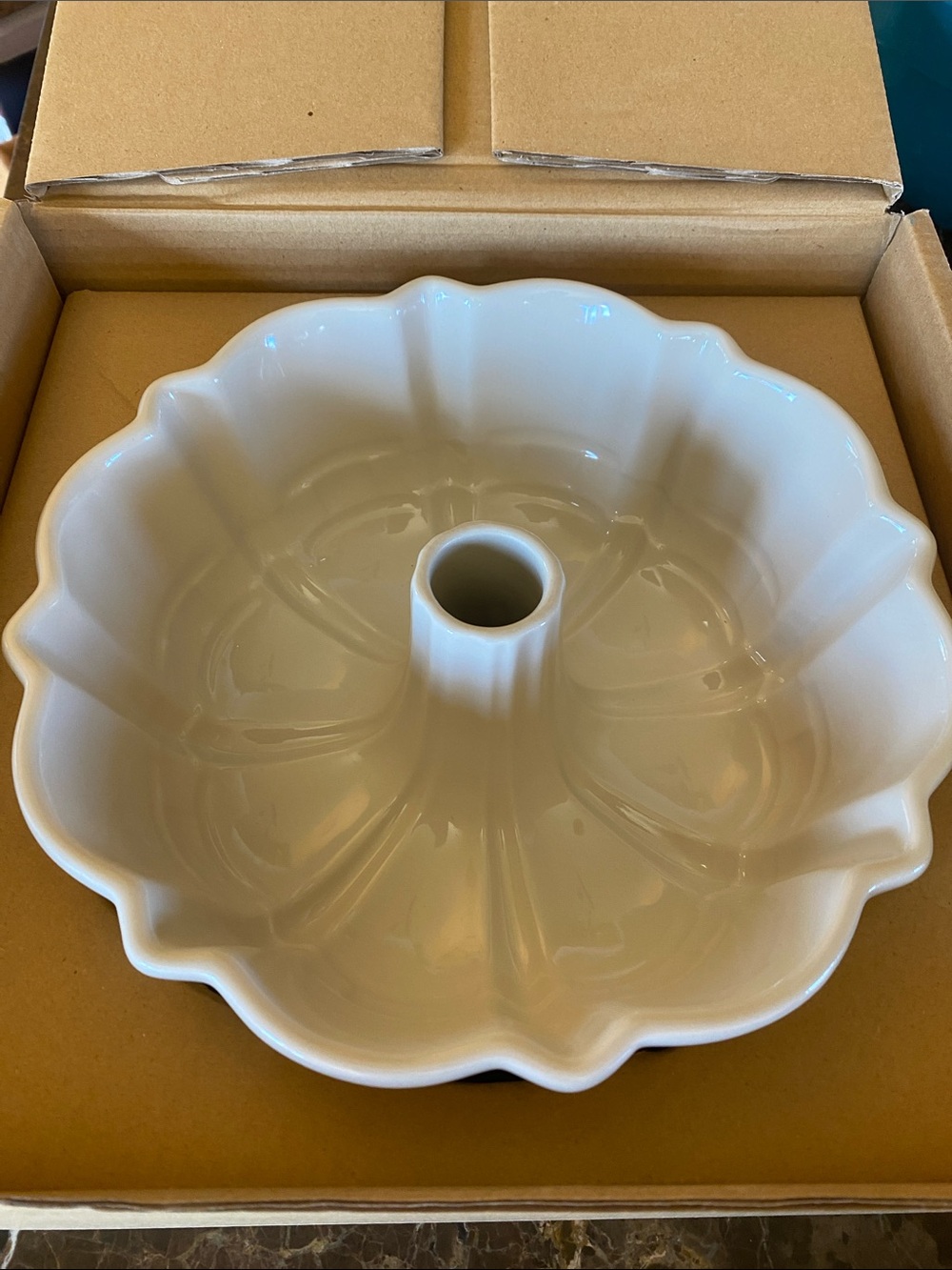 Longaberger Ivory / White Ceramic Bundt Cake Pan